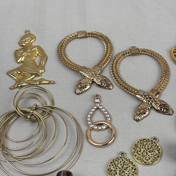 Pendant Charm Craft Jewelry Lot - 60+ Gold Rose Tone Black White Stone Glass - Picture 10 of 10